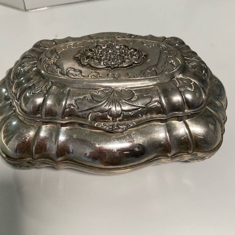 Vintage silver plated jewelery/ trinket box.